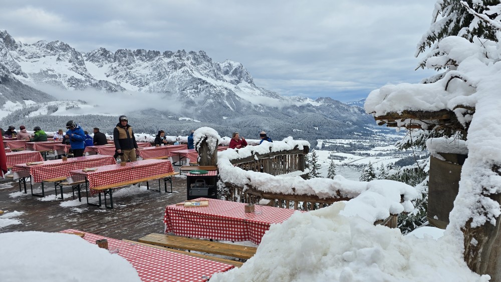 Lunchen tijdens een winterwandeling.